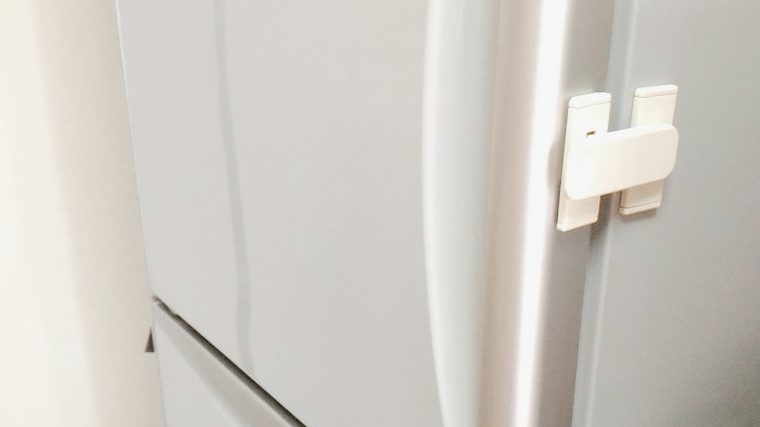 動画あり│冷蔵庫の扉が勝手に開く問題が『冷蔵庫ドアストッパー』で解決！｜なばなブログ